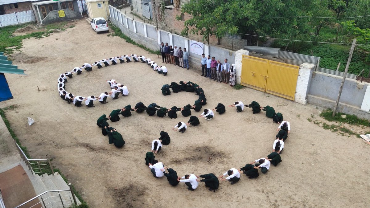 DIETBudgam's tweet photo. Under the G20_Janbhagidari, Students of Government Boys Hr.Secondary School Chirarishareef Budgam Jammu and Kashmir organising attention attracting activities towards importance of G20,NIPUN Bharat and NEP-20.
#MOEforFLN
#NCERT
#SCERTJK
#JKSamagra https://t.co/GbnnCzc9la