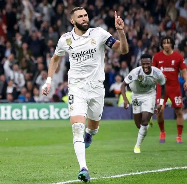 ZenoMarcel's tweet photo. 14ans dans le meilleur club du monde, nous te disons merci ❤️et bonne continuité de carrière inshalha  Légende KB9 😓😘 https://t.co/2xNO7U954E