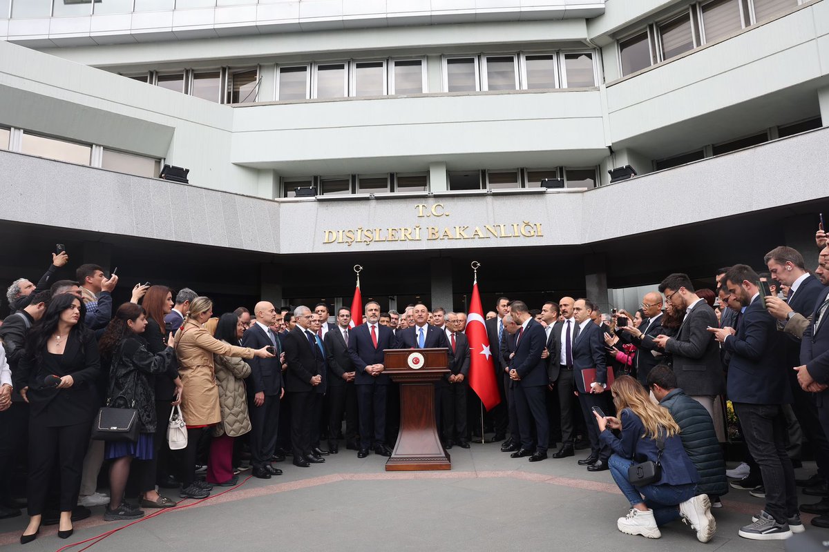 29 Ağustos 2014’te devraldığım Türkiye Cumhuriyeti Dışişleri Bakanlığı görevini bugün kardeşim ve dava arkadaşım Hakan Fidan’a devretmenin huzuru ve mutluluğu içerisindeyim.

Bu şerefli görev süresince birlikte çalıştığımız; dünyanın gıpta ile baktığı Türk diplomatlarına ve tüm…