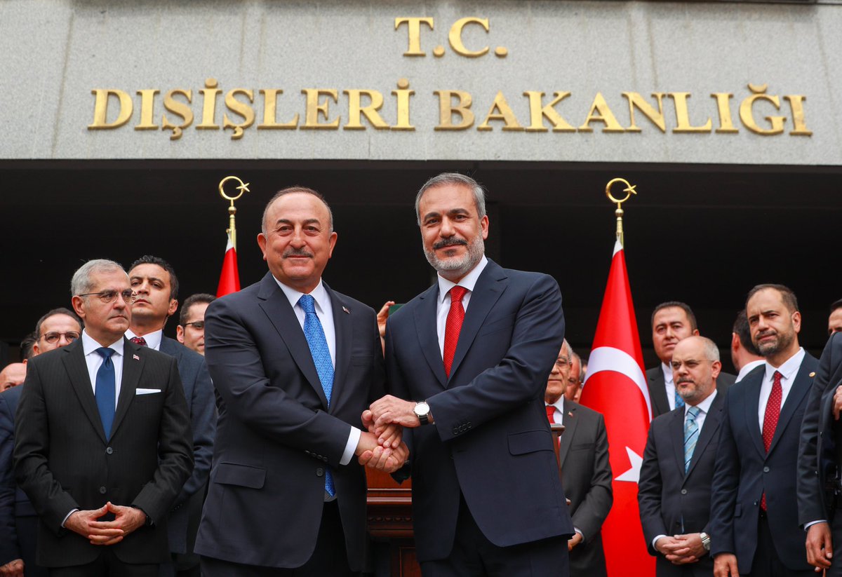 MevlutCavusoglu's tweet photo. 29 Ağustos 2014’te devraldığım Türkiye Cumhuriyeti Dışişleri Bakanlığı görevini bugün kardeşim ve dava arkadaşım Hakan Fidan’a devretmenin huzuru ve mutluluğu içerisindeyim.

Bu şerefli görev süresince birlikte çalıştığımız; dünyanın gıpta ile baktığı Türk diplomatlarına ve tüm Hariciye teşkilatımıza gönülden teşekkür ediyorum. 

Liderliği ve bize olan güveni için Sayın Cumhurbaşkanımız @RTErdogan ‘a şükranlarımı sunuyorum. 

Türkiye Yüzyılı’nın inşasında var gücümüzle çalışmaya devam! 🇹🇷