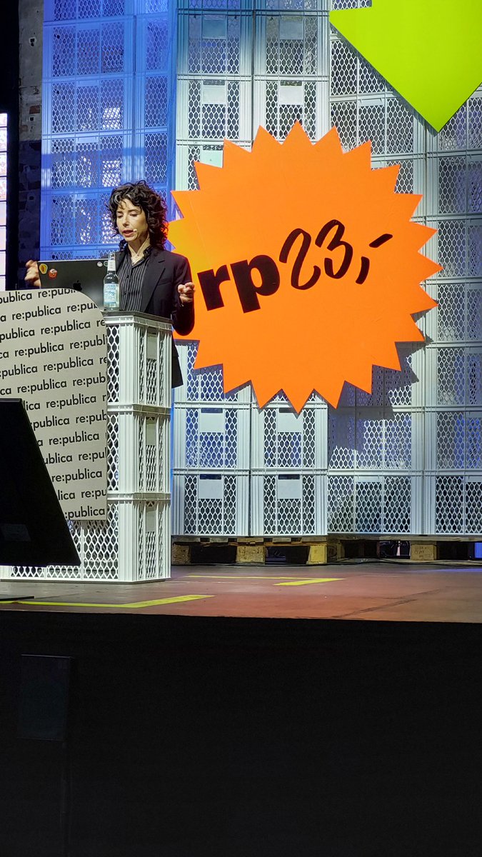 #meredithwhittaker on "AI, Privacy and the Survaillance Business Modell". Krasser Background, der zeigt, wie ScienceFiction bei neurolink u.ä. real wird. Ohne Rücksicht auf das, was Menschen menschlich macht. Wir brauchen dringend ethische Regulierung der Superreichen! #rp23