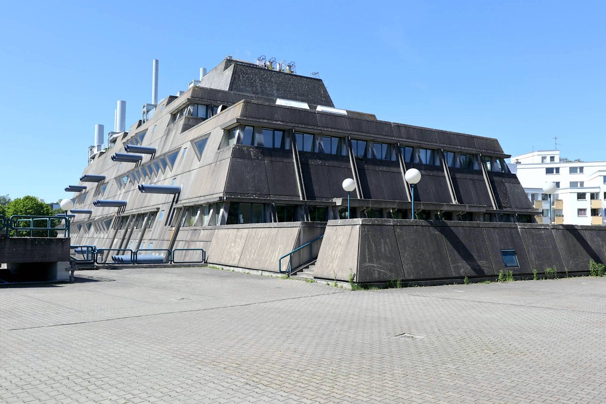 #BrutalMonday 𝙅𝙚𝙩𝙯𝙩 𝙚𝙞𝙣 𝘿𝙚𝙣𝙠𝙢𝙖𝙡!
Zentrale Tierlaboratorien der Freien Universität Berlin / Mäusebunker, Magdalena &amp; Gerd Hänska, 1982, Berlin. Es gilt als herausragendes Beispiel für brutalistische Architektur. #Brutalism
Foto © Jan Dimog, thelink.berlin