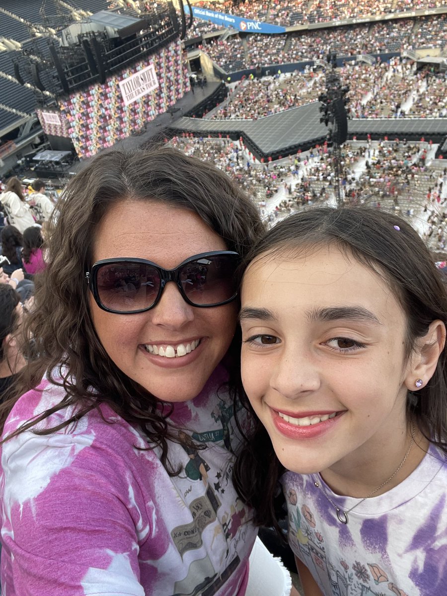 radiojoecicero's tweet photo. Taylor Swift owned Chicago and your social media feed too! No escape. Danya, one of our ticket winners sent a selfie to us. Nicole and her daughter Lily will come on air this morning to chat about it. Marionelle with her daughter and friends too. @Star1055 @TinaBree2 https://t.co/s0ej7pHQp9