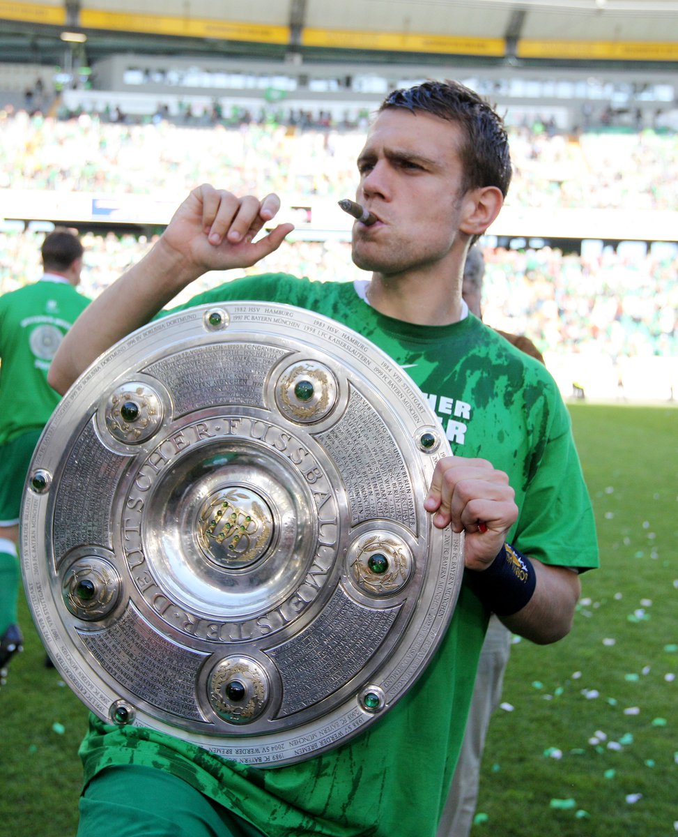 VfL_Wolfsburg's tweet photo. Und noch ein Geburtstag: Wir wünschen dir nur das Beste zum 4⃣1⃣., Legende! 💚🐺
#VfLWolfsburg #Misimovic https://t.co/dES9kAU5xf