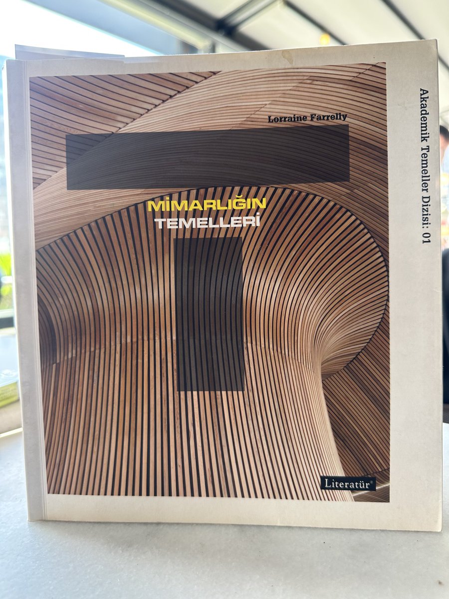 Mimarlık ve Sanat Tarihi 101 gibi bir harika kitap. İçerik:

-Tarih ve Gelenek
-Yer ve Mekan
-Mimari Temsiliyet Araçları
-Çağdaş Kavramlar

[Mimarlığın Temelleri, Lorraine Farrelly, ⁦<a href="/literaturyayin/">Literatür Yayınları</a>⁩, çev:Neslihan Şık]