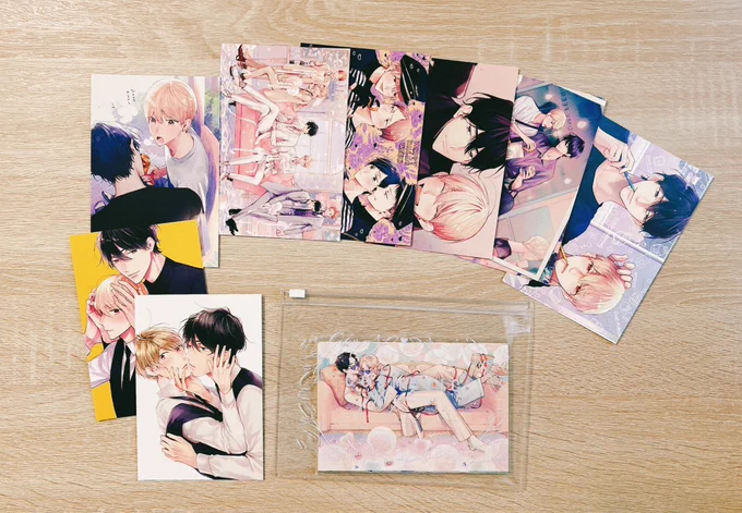いただいてた原画展のグッズやっと開けられたのでちょっとずつ写真あげます 今日はポスカ系を撮りました。セットのスライダーケース可愛くて嬉しい