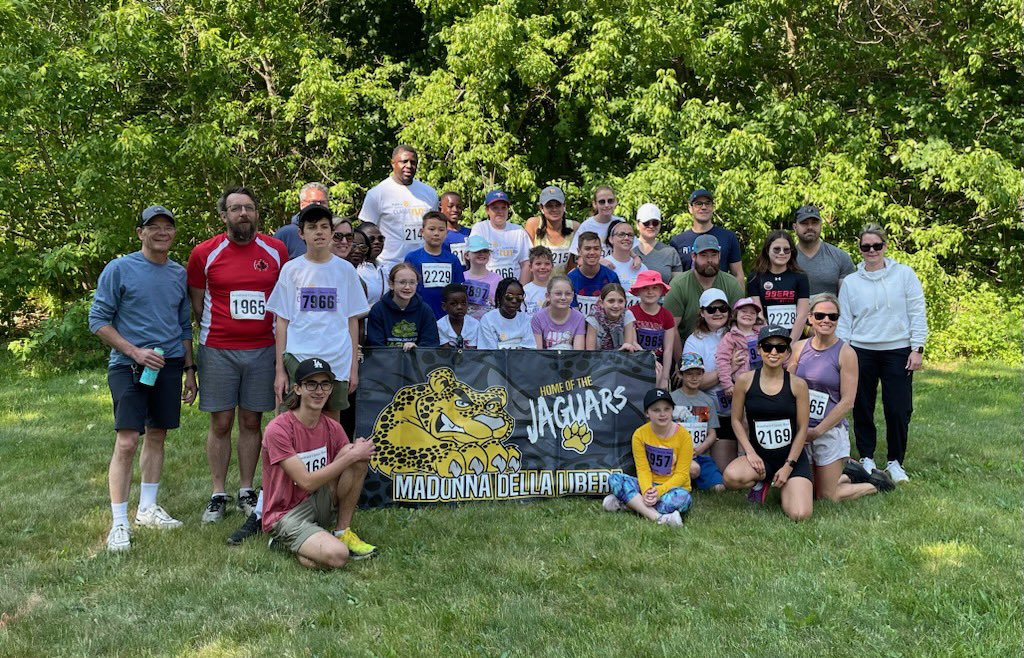 Thanks to students, staff, and families for participating in the Brantford Classic run and raising over $1500 to support a great cause! Merci to Mme Pucci for organizing. Way to go Jaguars!