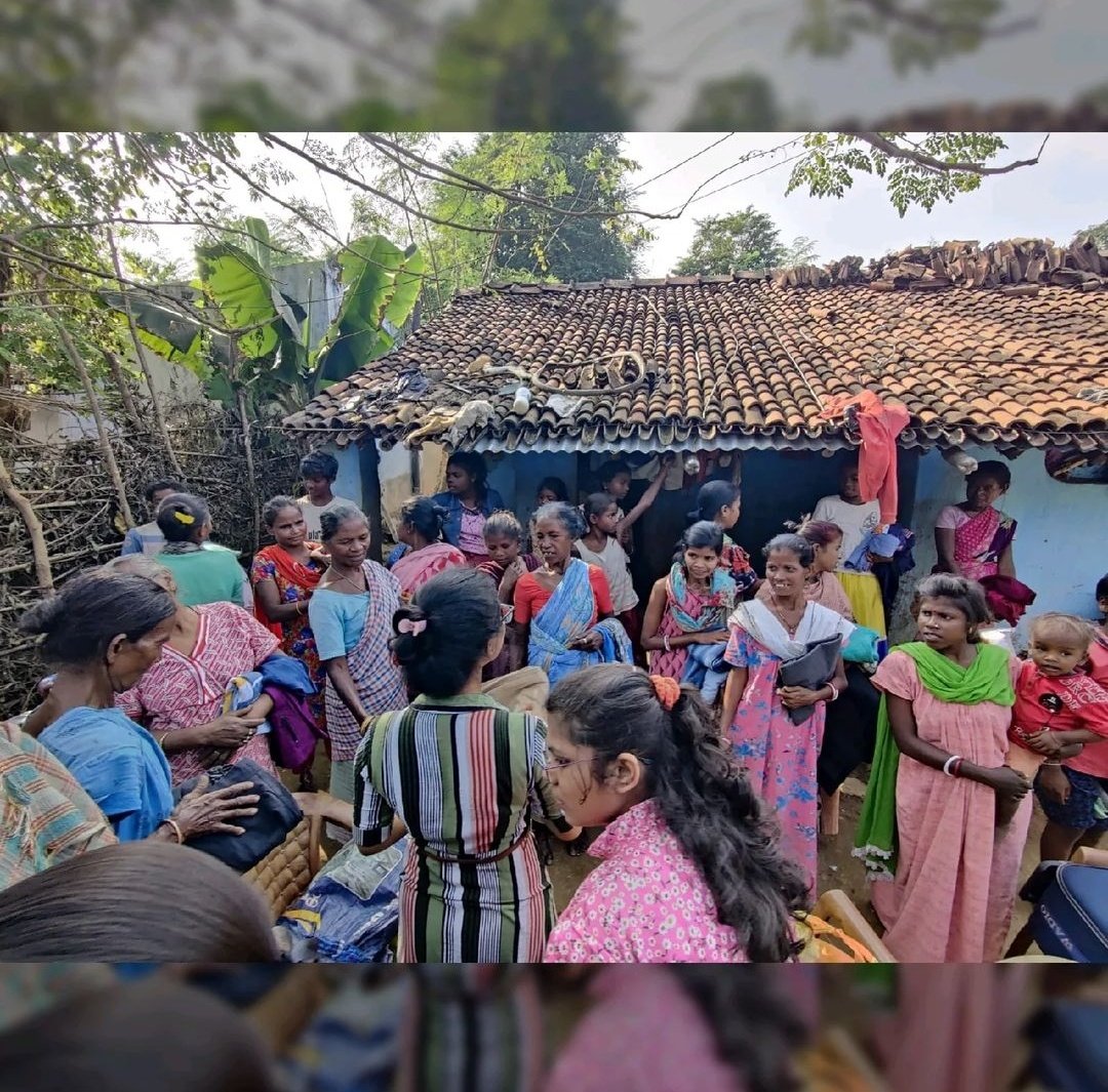 Interconne108's tweet photo. Greetings from our InterConnected family! ✨
❄️Our 11th project: Spread the Warmth is successful❄️
#chaibasa #chaibasa_jharkhand #westsinghbhum #socialworkers #socialwork #donations  #charity #nonprofit #needfunds #needhelp #needdonations #cold #helpingothers https://t.co/4dAWuv8ael