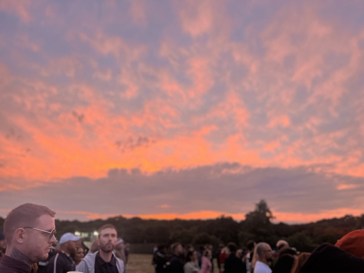 AngelaWroot's tweet photo. #knebworth22 https://t.co/NZ6NjzpGOr