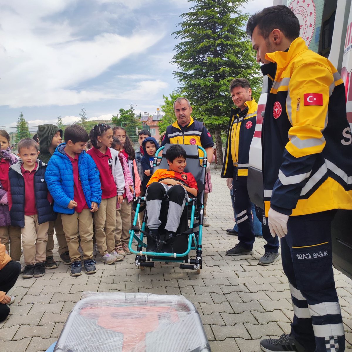 112 Acil Sağlık Ekibi tarafından öğrencilerimize ambulans ve meslek tanıtımı yapıldı. Davetimizi kırmayıp okulumuzda güzel sunumlarıyla öğrencilerimizi bilgilendiren 112 Acil Sağlık Ekibine teşekkür ederiz. <a href="/Bilalsen43700/">Bilal ŞEN</a> <a href="/Emetilcemem/">Emet İlçe Milli Eğitim Müdürlüğü</a> <a href="/kutahyamem/">Kütahya İl Millî Eğitim Müdürlüğü</a>