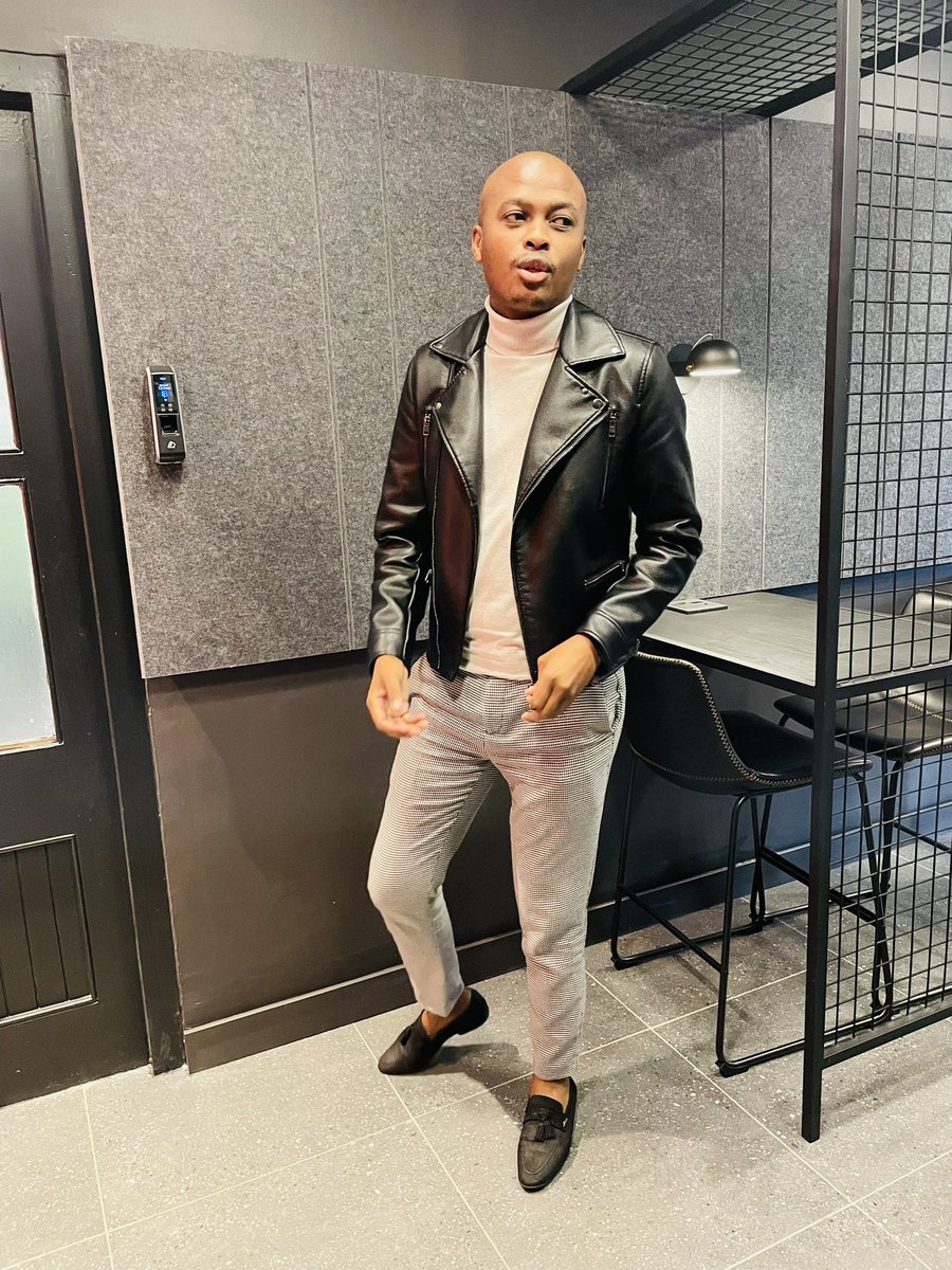 ramokupo's tweet photo. Let’s push guys, it’s almost Friday
#Umvulo https://t.co/WHsin1g01F