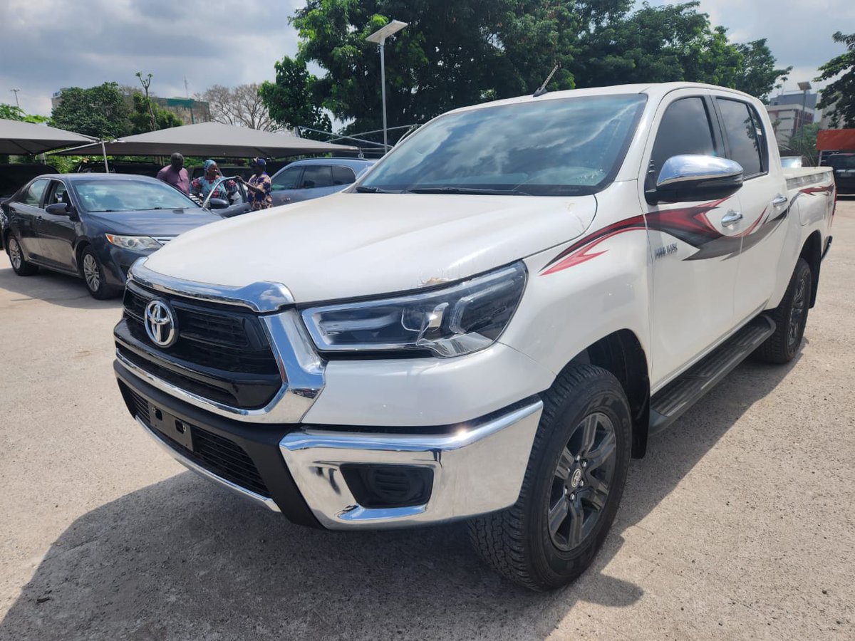 Brand new 2023 manual hilux, new arrival 27m 🔥🔥🔥