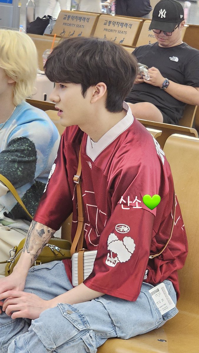 0315_siempre's tweet photo. 가가론 잘다녀와💚💚💚💚

#아론 #곽아론 #AARON #KWAKAARON https://t.co/hmrktVPqTe