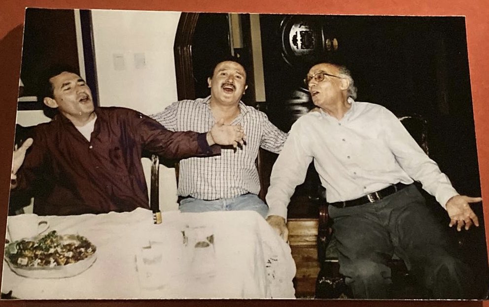 Tres hombres cantando “México lindo” a voz y amor en grito. Uno, Miguel Ríos, sabe hacerlo. José #Saramago entendía más de música q de poner la voz. El del medio, #RicardoRocha, ponía la casa, el entusiasmo y su generosidad. No puedo aceptar q haya muerto. Mexico es menos sin él