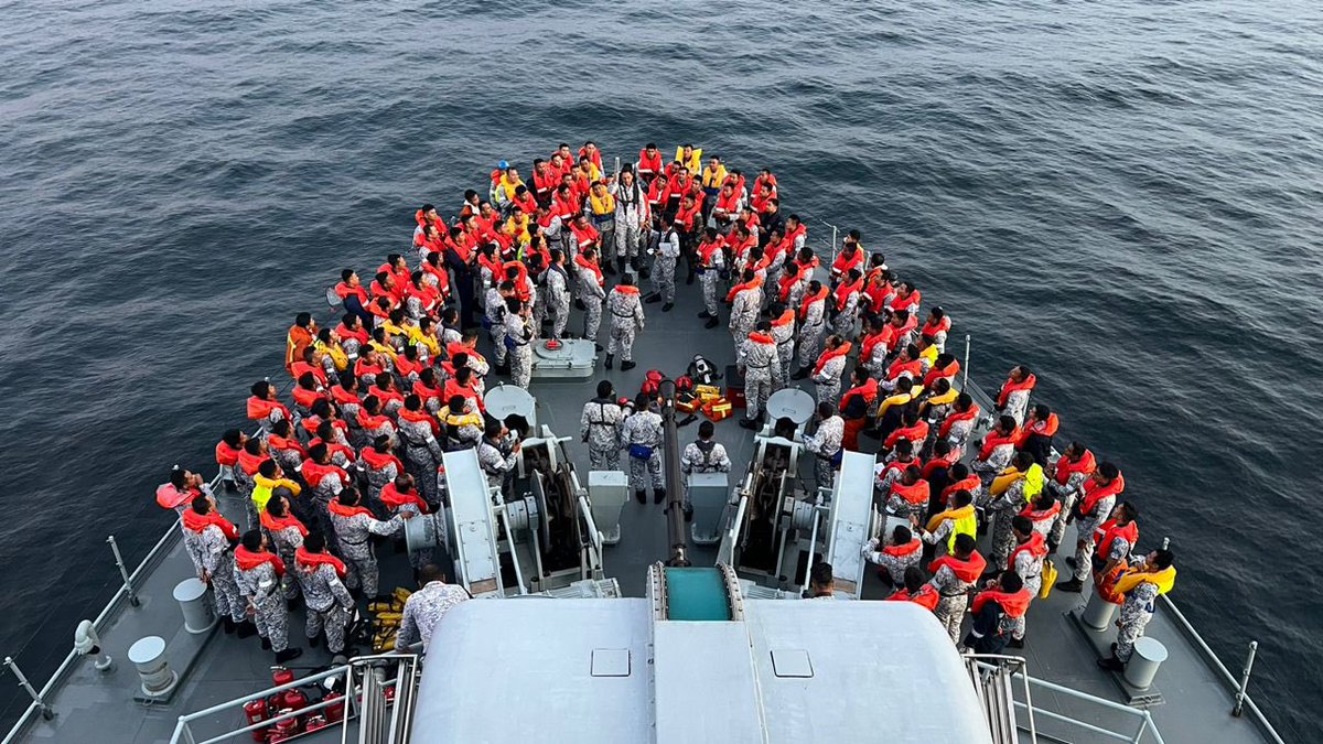 MPA_Barat's tweet photo. #Profesionalisme 

Tahap kesiagaan &amp; ketersediaan #TheNavyPeople dalam menghadapi kecemasan di laut turut di uji semasa fasa laut #OSTEXWEST2/23

#KeringatKeamanan
#SeaPhase https://t.co/JLKYjCW8uK