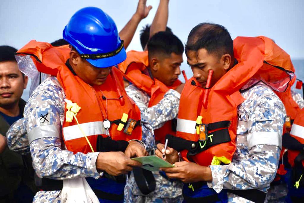 MPA_Barat's tweet photo. #Profesionalisme 

Tahap kesiagaan &amp; ketersediaan #TheNavyPeople dalam menghadapi kecemasan di laut turut di uji semasa fasa laut #OSTEXWEST2/23

#KeringatKeamanan
#SeaPhase https://t.co/JLKYjCW8uK
