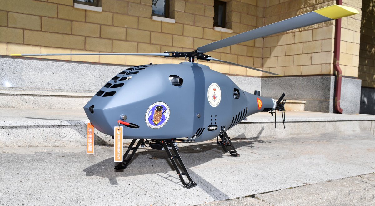 EjercitoAire's tweet photo. La Base Aérea y Grupo de Escuelas de Matacán, Salamanca, recibe el helicóptero UAV Alpha-900, que permitirá aumentar las capacidades docentes de la Escuela Militar de Sistemas Aéreos no Tripulados (EMUAS).

👉🏻 https://t.co/QT4MrZv9u0

#SomosElAire @Defensagob https://t.co/RluaJ0TTcy