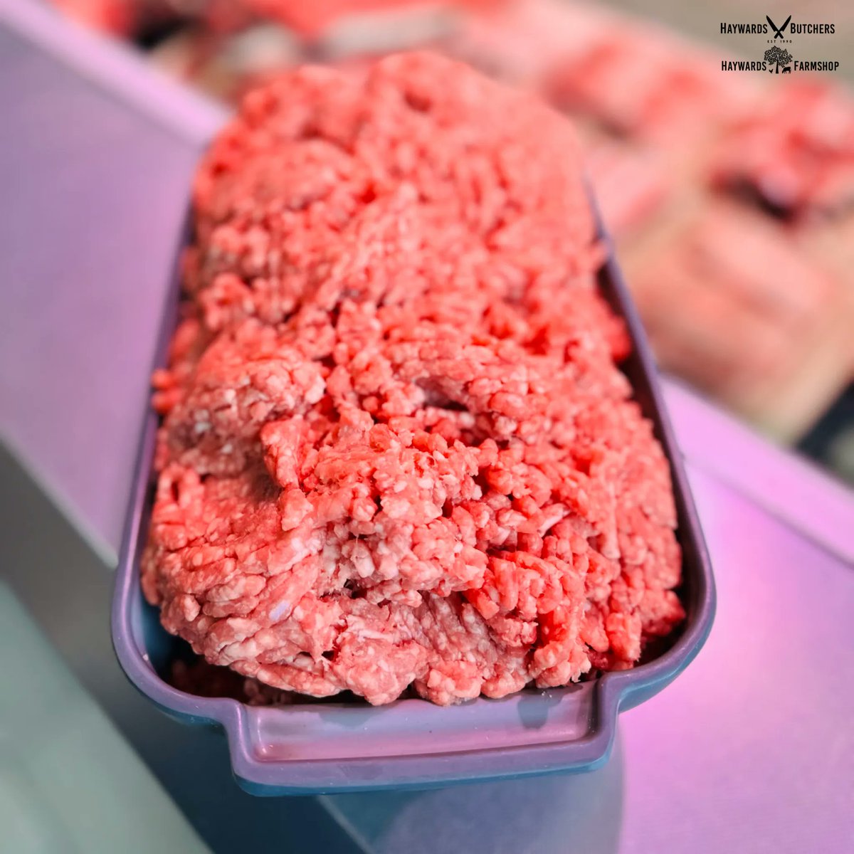🐑🥩👨‍🍳🔪 Looking for a change in your weekly dinner routine? Why not try our locally sourced lamb mince! Perfect for shepherd's pie, moussaka, and more. 🍽️👌 #LambMince #LocallySourced #FarmToTable #HomeCooking #DeliciousDinners #hayward1990