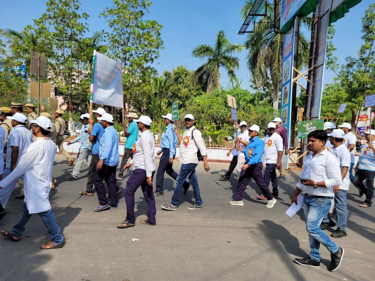 MC_Ramagundam's tweet photo. On the eve of environmental day, municipal commissioner flagged off the rally program on the subject of prevention of pollution under the direction of TSPCB.
#SayNoToPlastic
#ecofriendly
#Save_Environment_Save_World
#EnvironmentDay2023
@cdmatelangana
@arvindkumar_ias https://t.co/RsSavQmz9d