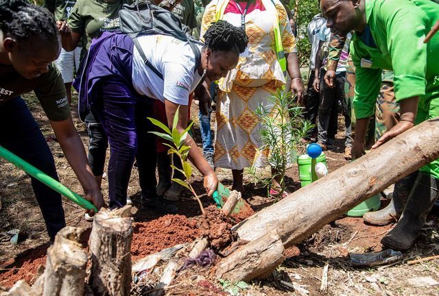 Wanavijiji_sdi's tweet photo. On #WorldEnvironmentDay, let's applaud youth groups in informal settlements for their leadership in waste management. Their dedication and efforts inspire us all. Together, we can create a sustainable future and #BeatPlasticPollution #MakingSlumsVisible https://t.co/7LlAGZgE3h
