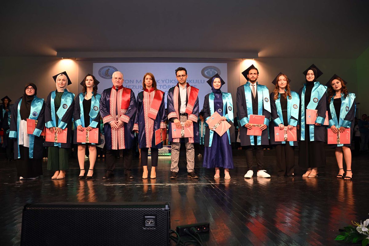 “İnsanlık Yararına Teknoloji Yarışması Sosyal İnovasyan” kategorisinde 1. olan AküBioTek Takım Danışmanı Öğr. Gör. Tamer Aslan ve öğrencilere teşekkür belgesi verildi. Törende; Hatay -Kırıkhan’daki mobil aşevinde gönüllü olarak destek veren Aşçılık Bölümü Öğr. Gör. Tansu Çelik,