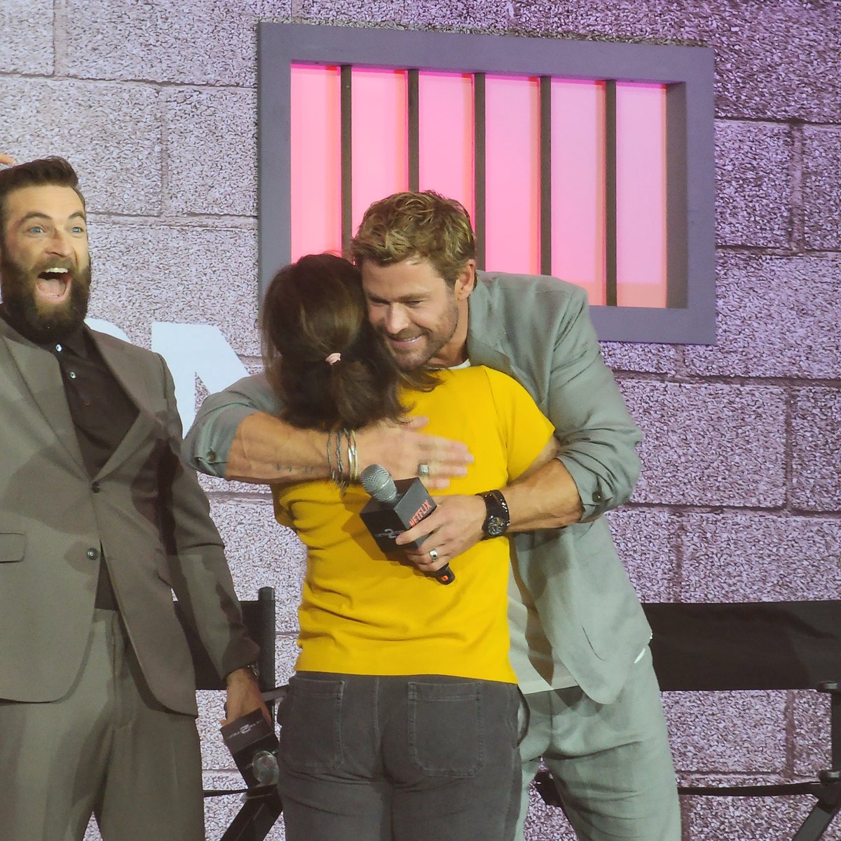 philconcerts's tweet photo. Isang mahigpit na akap para kay kath!

#ChrisHemsworth #TylerRake #Extraction2 #Extraction2PH @Netflix_PH https://t.co/rrXVD8MxXL