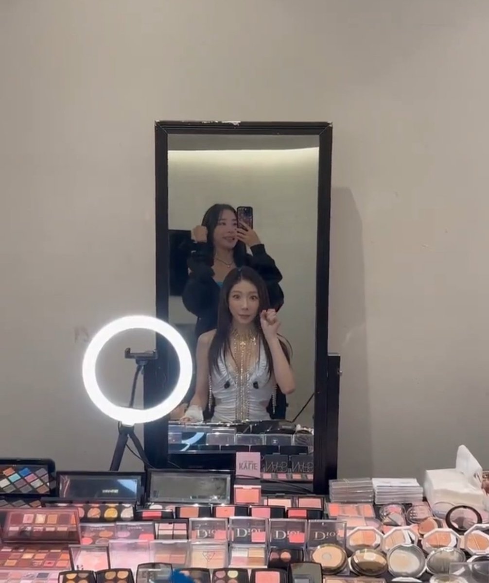 MyJMJTY's tweet photo. "how is she?"                   "she's still with me" https://t.co/VKUycmpL10
