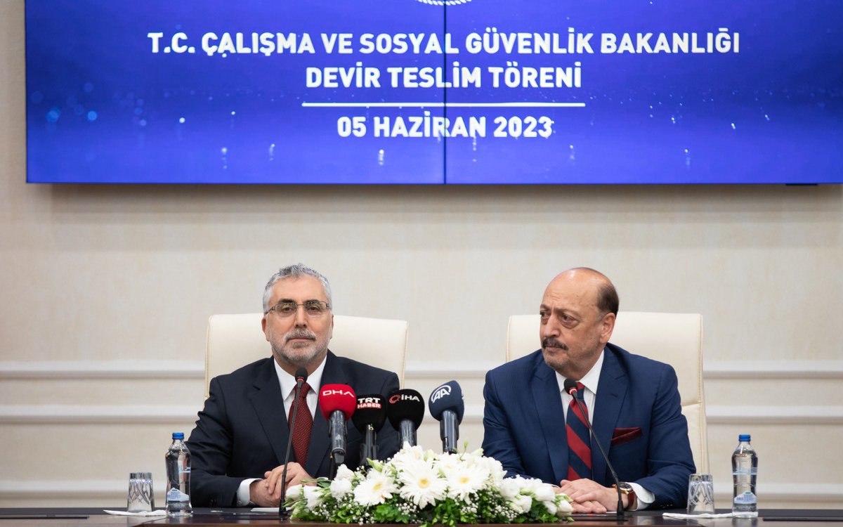 vedatbilgn's tweet photo. Sn.Cumhurbaşkanımız'ın tensipleriyle bugüne kadar onurla ve gururla sürdürdüğüm Çalışma ve Sosyal Güvenlik Bakanlığı görevimi Sn. Bakanımız Vedat Işıkhan'a devretmenin memnuniyetini yaşıyorum. Görevim boyunca destek ve emek veren tüm çalışma arkadaşlarıma şükranlarımı sunuyorum. https://t.co/VVoUdJ5qH5