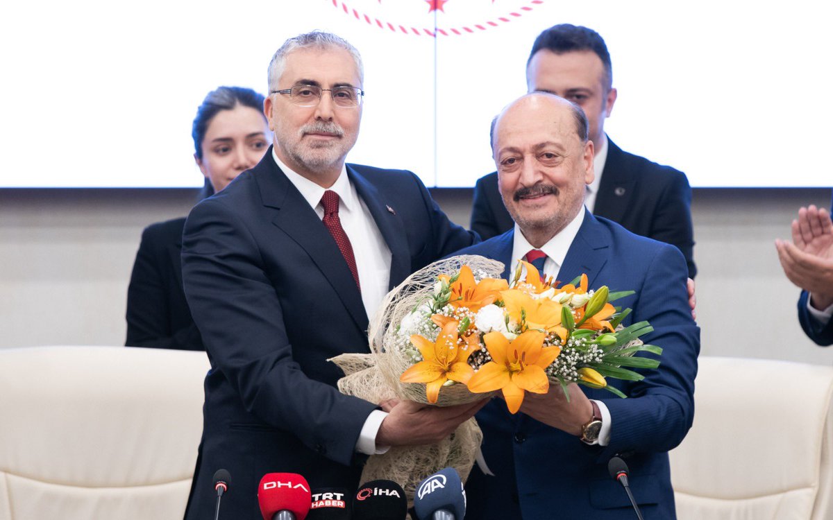vedatbilgn's tweet photo. Sn.Cumhurbaşkanımız'ın tensipleriyle bugüne kadar onurla ve gururla sürdürdüğüm Çalışma ve Sosyal Güvenlik Bakanlığı görevimi Sn. Bakanımız Vedat Işıkhan'a devretmenin memnuniyetini yaşıyorum. Görevim boyunca destek ve emek veren tüm çalışma arkadaşlarıma şükranlarımı sunuyorum. https://t.co/VVoUdJ5qH5