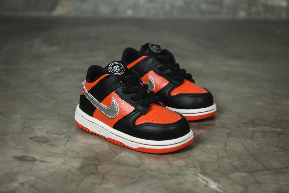Ad: Full of playful characters & the vibrant 'Martian' colourway, this take on the Nike Dunk Low is for the little ones👽

RRP: £47.95     Link > zurl.co/SsRa  

📷lustmexico