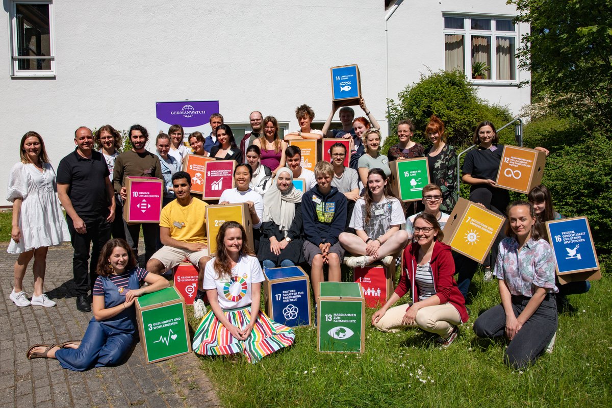 Bei #MitmischenNRW haben an diesem Wochenende 30 junge Menschen aus NRW Empfehlungen zur Überarbeitung der #Nachhaltigkeitsstrategie ihres Bundeslandes entwickelt. Ihre Forderungen an  <a href="/UmweltNRW/">Umweltministerium</a> haben sie mit Staatssekretär <a href="/haase_viktor/">Viktor Haase</a> diskutiert.