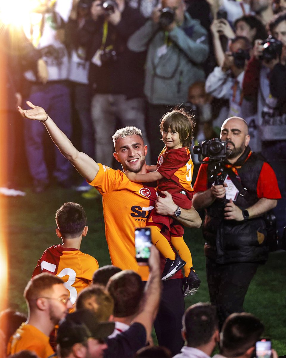 Barisalperyilmz's tweet photo. Cumhuriyetin 100.Yılında parçalı forma altında hayatımın en değerli sezonunu yaşama şansı veren Başkanım Dursun Özbek ve Okan Hoca başta olmak üzere,takım arkadaşlarıma, antrenörlerimize, yöneticilerimize,personelimize ve hep yanımızda olan taraftarımıza yürekten teşekkürler. https://t.co/fbU7qhzhuz