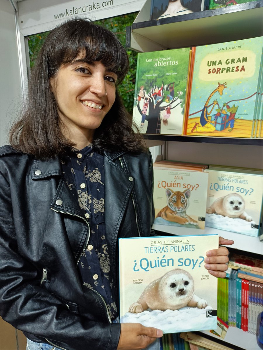 KalandrakaEdit's tweet photo. Sigue avanzando la #FeriaDelLibroMadrid  con la caseta 210 muy bien acompañada de autoras y autores. Este pasado #FinDeSemana nos ha visitado la ilustradora #EsterGarcia, que ha firmado ejemplares de la serie #QuienSoyCriasDeAnimales, del #TandemSeceda
🐾 https://t.co/9KtCM5E7QG https://t.co/JPC4XAdkU0