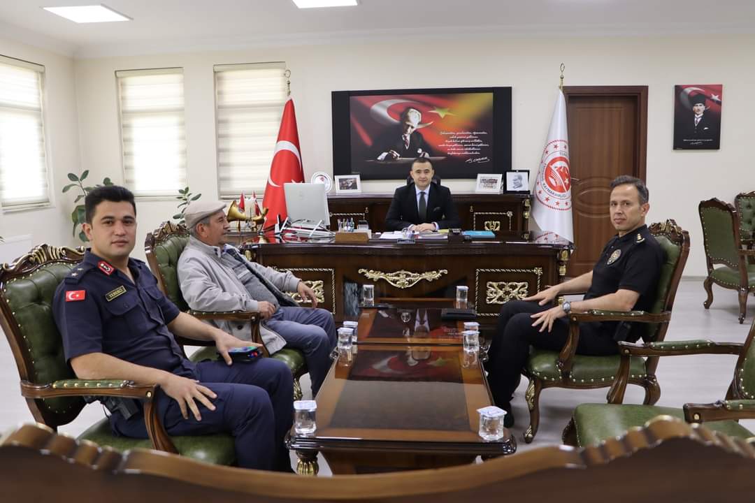 EmirdagKaymakam's tweet photo. Kıbrıs Barış Harekatı Gazisi İzzet Kaya Kaymakam Osman Bilici' yi makamında ziyaret etti.
Ziyaretten duyduğu memnuniyeti dile getiren Kaymakam Bilici, nazik ziyaretlerinden dolayı kendilerine teşekkür etti. https://t.co/gkyIcTodTB
