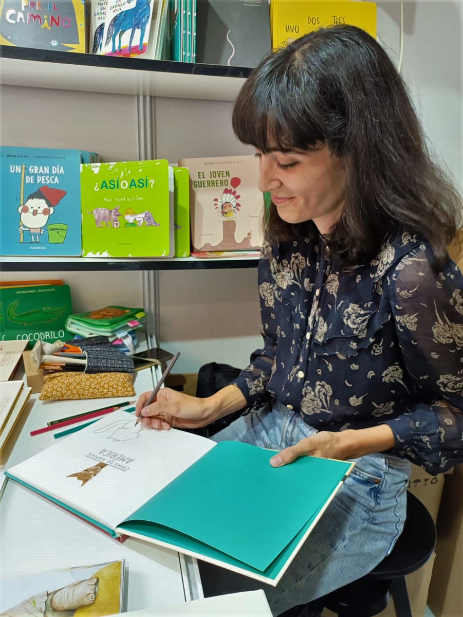 KalandrakaEdit's tweet photo. Sigue avanzando la #FeriaDelLibroMadrid  con la caseta 210 muy bien acompañada de autoras y autores. Este pasado #FinDeSemana nos ha visitado la ilustradora #EsterGarcia, que ha firmado ejemplares de la serie #QuienSoyCriasDeAnimales, del #TandemSeceda
🐾 https://t.co/9KtCM5E7QG https://t.co/JPC4XAdkU0