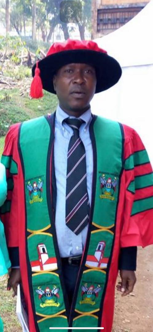BLOOD SHED IN MAKERERE UNIVERSITY!

On Saturday night, a Makerere University Senior Lecturer of Psychology, Dr. Wandera Robert was brutally attacked by machete wielding assailants who waylaid him a few meters away from his home at Lumumba flats, Makerere University.

Fortunately,