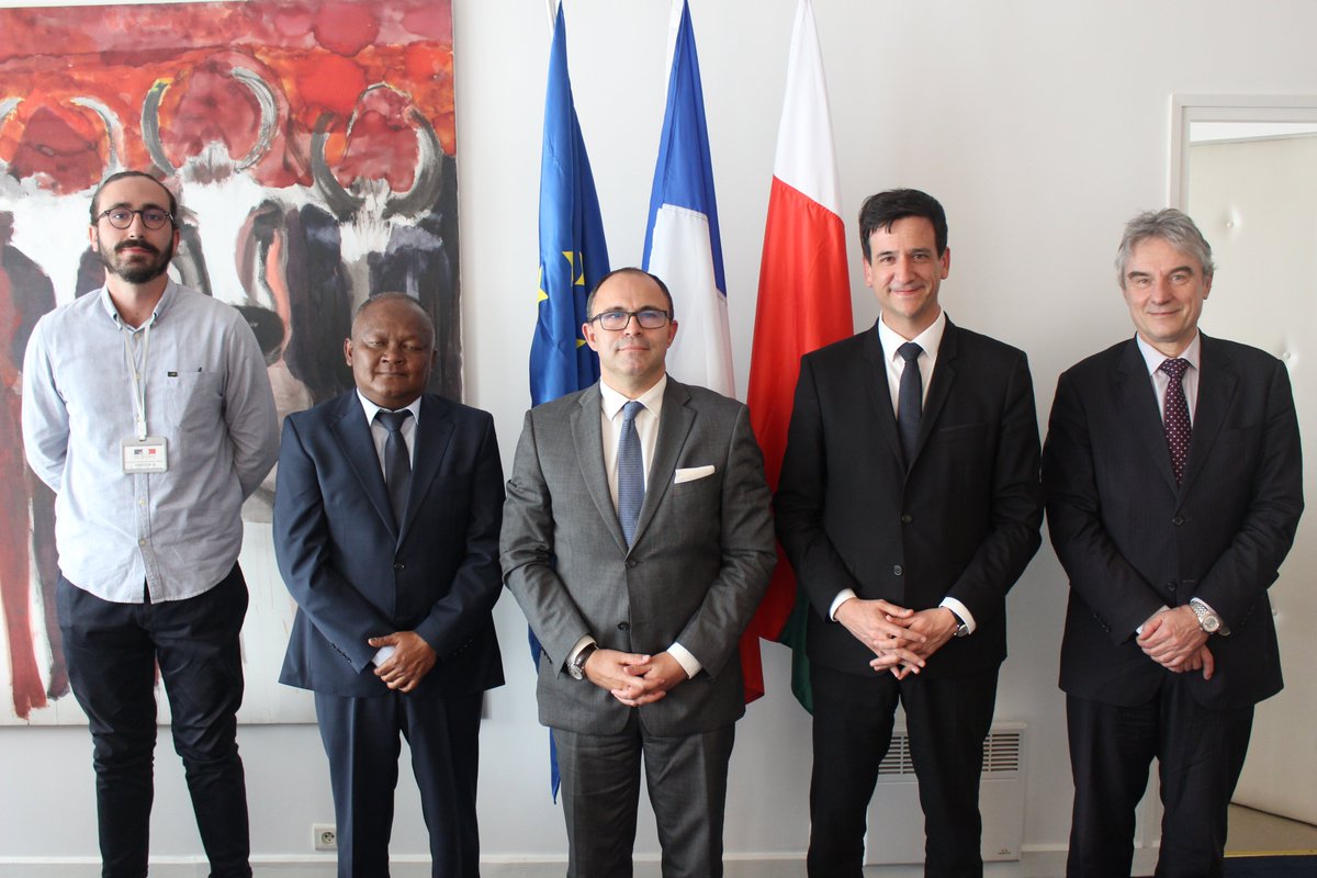 ambafrmada's tweet photo. L'Ambassadeur a accueilli @DelaunayYannFV, Directeur général de @FVolontaires, en visite à #Madagascar pour rencontrer les autorités locales et organisations de la société civile 🇲🇬 partenaires. https://t.co/FKgC4ewM4X