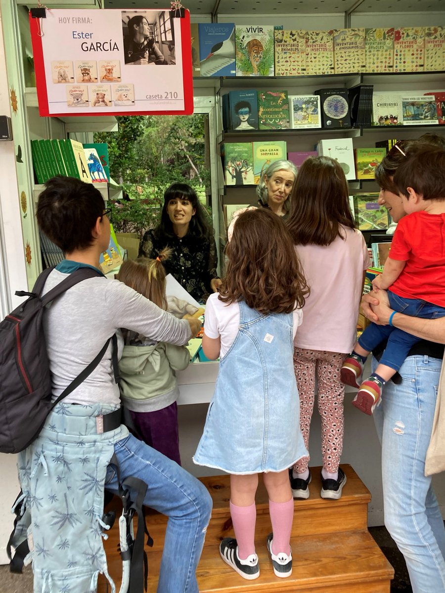 KalandrakaEdit's tweet photo. Sigue avanzando la #FeriaDelLibroMadrid  con la caseta 210 muy bien acompañada de autoras y autores. Este pasado #FinDeSemana nos ha visitado la ilustradora #EsterGarcia, que ha firmado ejemplares de la serie #QuienSoyCriasDeAnimales, del #TandemSeceda
🐾 https://t.co/9KtCM5E7QG https://t.co/JPC4XAdkU0