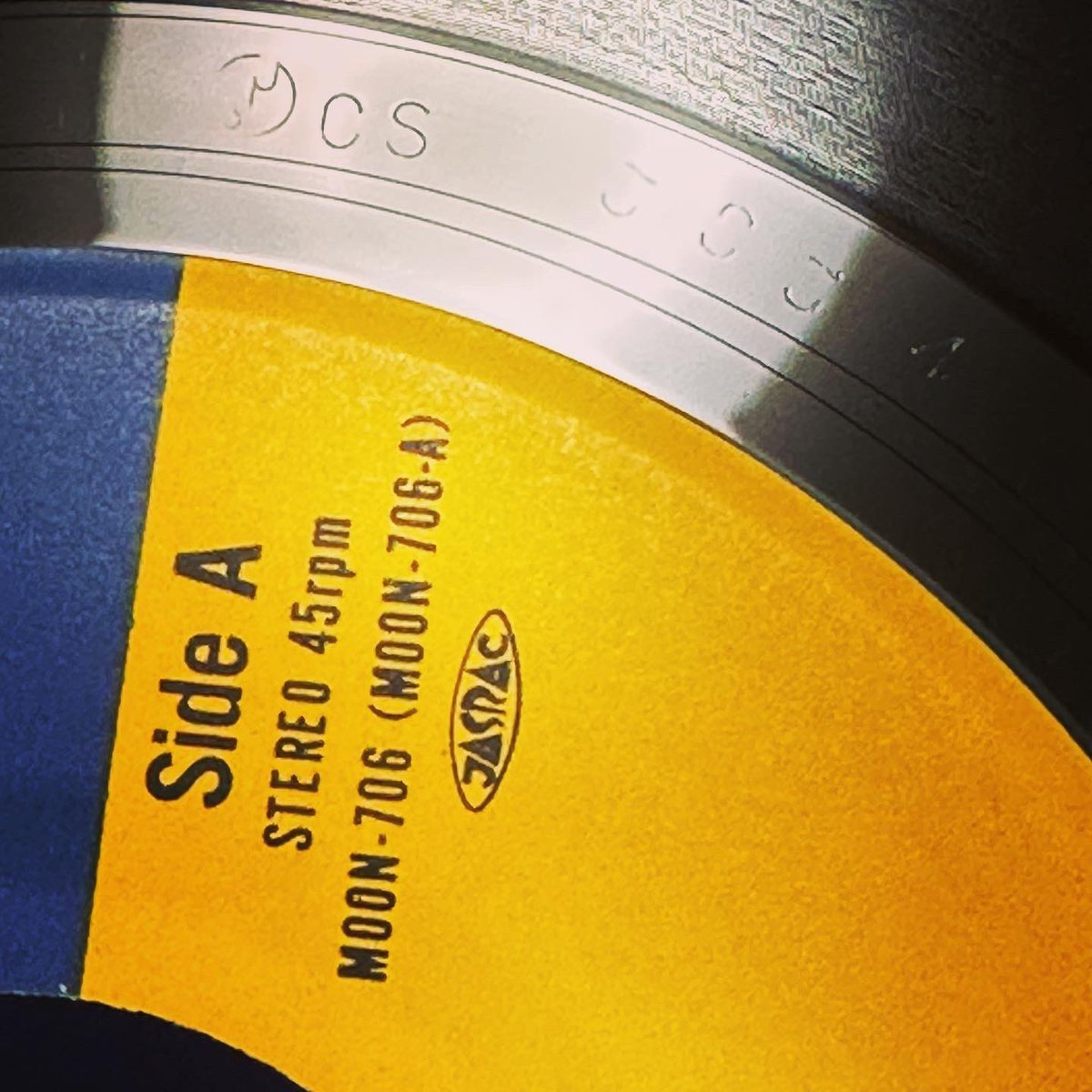 acisumoika's tweet photo. この時期に聴きたくなるガールは発売日に買ったと思ったけどPM 3S34のCBSソニープレス45。今見ても歌詞カードがロンバケっぽいかなw MOON/アルファムーン MOON-706 #山下達郎 #吉田保 #鈴木英人 #moonrecords #45rpm #高気圧ガール https://t.co/Cz60BSdc53
