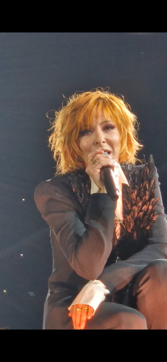 JuADS's tweet image. Elle était magnifique 🥰🥰🥰 #MylèneFarmer #Nevermore2023 @DecathlonArena