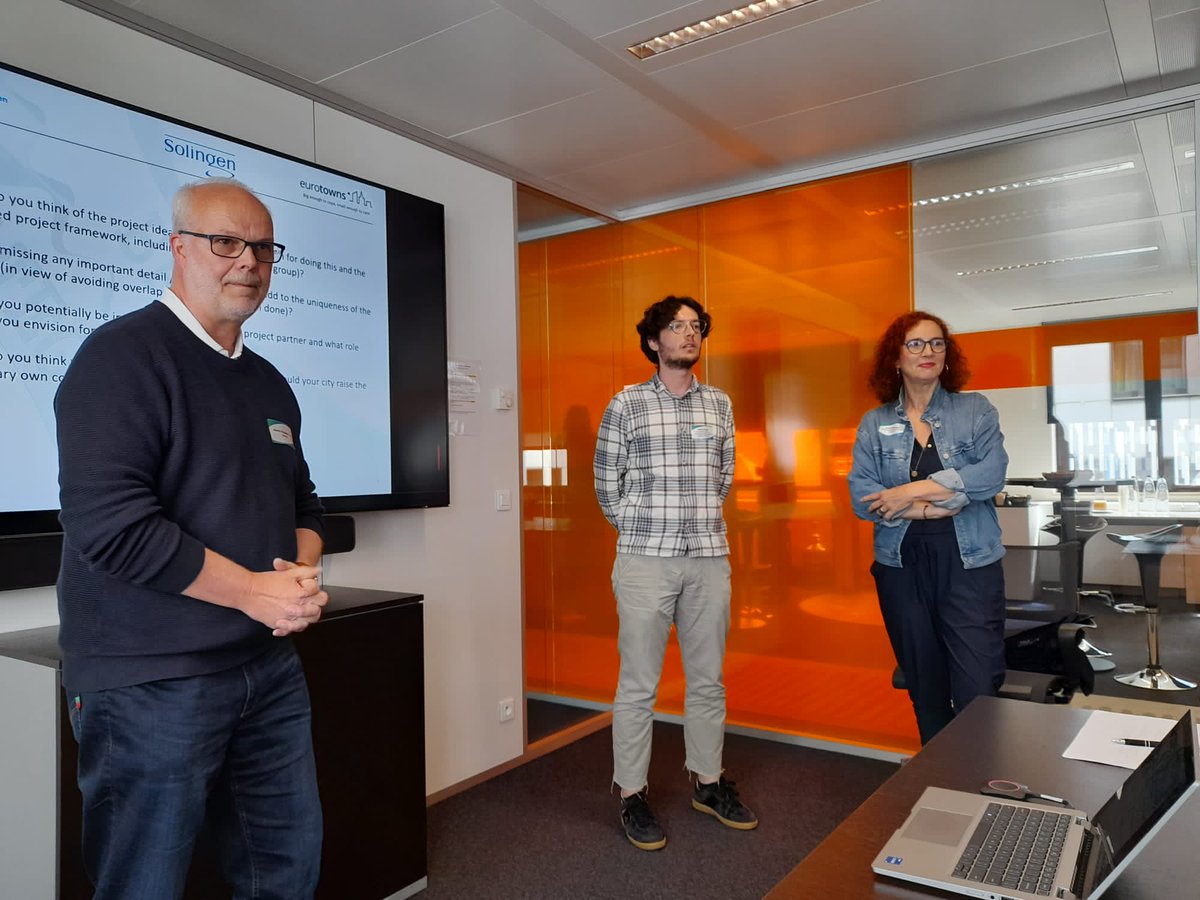 Colleagues from <a href="/Klingenstadt/">Klingenstadt Solingen</a> #solingen during 3rd meeting for medium-sized cities organised by the State Chancellery of #Thuringia in #Brussels. They presented the project 1.5° lifestyle- how to involve the private sector in localising the <a href="/SDGoals/">Global Goals Gazette</a>. <a href="/scp_centre/">CSCP</a>