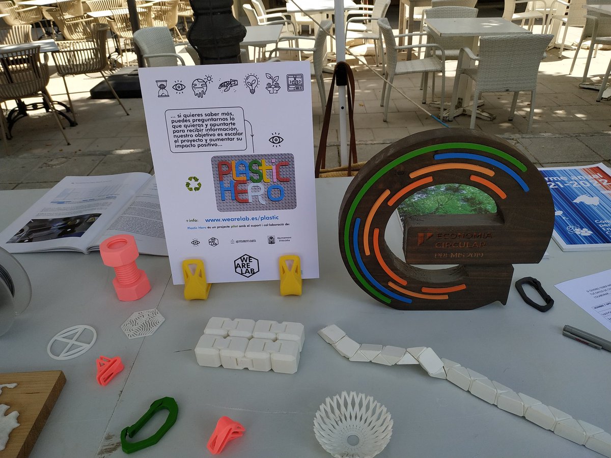 Participación en la feria del día mundial del medioambiente en Artà. Compartiendo con muchos centros escolares los avances de Plastic Hero, nuestro proyecto piloto de reciclaje de polímeros termoplásticos. #upcycling #Mallorca #WeAreLab