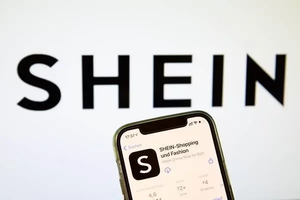 Metropoles's tweet photo. ➡️Estudo indica queda na importação de “brusinhas” da Shein

Análise do Santander considera a redução da entrada de produtos de baixo valor no Brasil. Para banco, problema afeta Shoppe e AliExpress

Leia: https://t.co/sVSGtduZlW https://t.co/keXRHok6EY