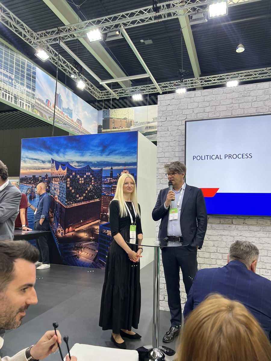 FFWgermany's tweet photo. #Deutschlandticket on Stage: Anna Korbutt, #hvv, und Oliver Wolff, @VDV_Verband, über das 49 Euro-Ticket. Vielleicht schon bald ein #exportschlager, weil zahlreiche europäische Länder dem Beispiel folgen wollen. @uitpsummit #hvvswitch @hochbahn https://t.co/msjxKW5OFZ