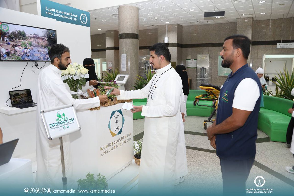 ksmcmedia's tweet photo. 📸 | جانب من فعالية اليوم العالمي للبيئة للتوعية بأهمية الحفاظ على البيئة والصحة العامة بـ #مدينة_الملك_سعود_الطبية  ، الهادفة نحو توعية المجتمع بالإضرار الناتجة عن البلاستيك والتقليل من استخدامه. https://t.co/mw9FxAfa0d