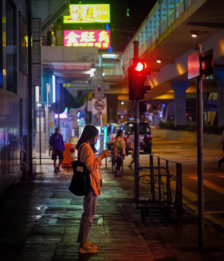 Wait for the 🟢 Light...🚦✨#hkig #nightcity #hkiger #streetphotography #nightlife #discoveryhongkong #hongkongnightlife #nightshot #夜景 #hongkonginsta #nightphotography #under_the_sign_hongkong