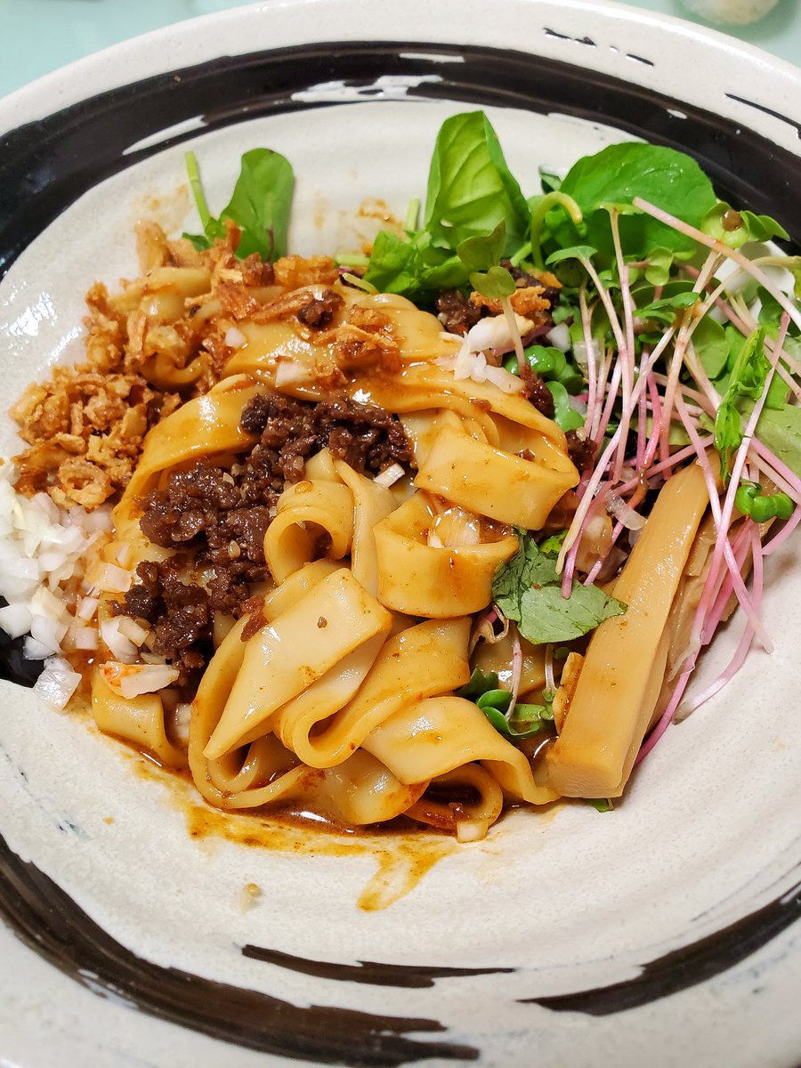 一日・一麺レシピ✨

『刀削麺風・汁なし坦々麺🍜🌶』

ニンニク・鷹の爪を胡麻油で炒め、コチジャン・豆板醤・練り胡麻・味噌ダレ・ガラスープ(少量)を投入して刀削麺に見立てた熱々のきしめんと和えたら完成です👨‍🍳✧︎

きしめんに胡麻たっぷりの甘辛いタレが絡んでめちゃウマでした〜😋︎💕♪