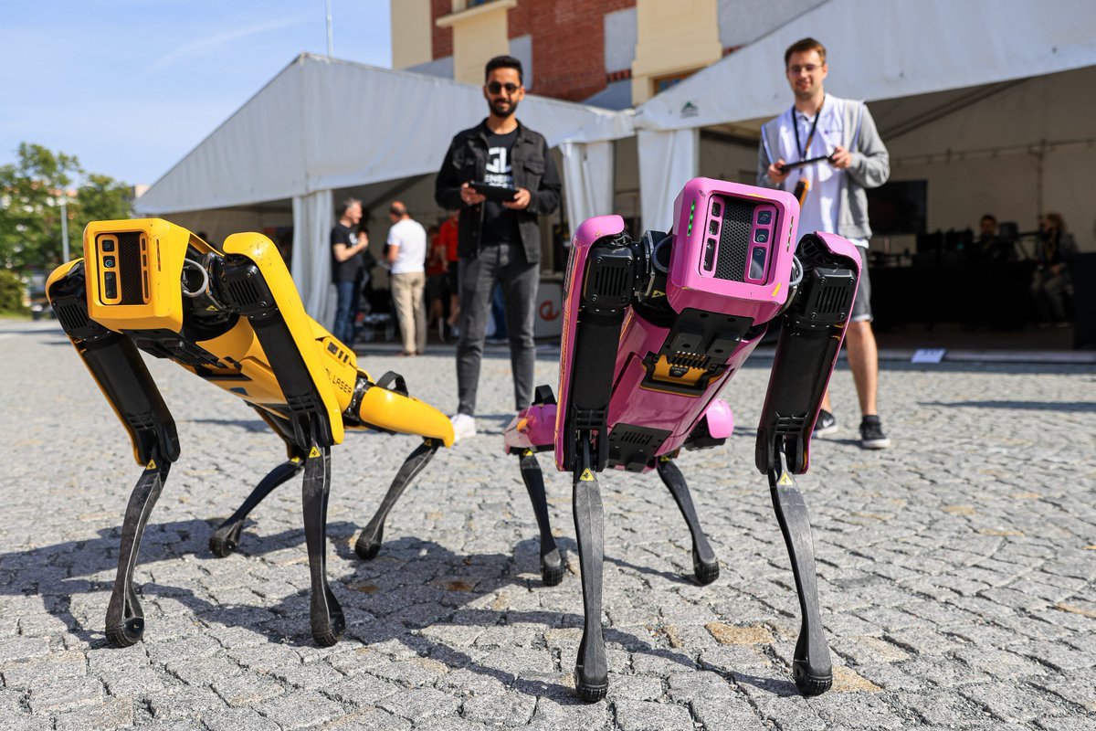 SIT_Port's tweet photo. Festival Inovujeme Plzeň se letos opravdu vydařil! 🎉
Poprvé jsme tento event pořádali v prostorách #TechTower a opravdu to stálo za to. 💪
Přijeli vystavovatelé z celé republiky a představili své technologické inovativní produkty. 👨‍💻🚀 https://t.co/HeZBVirnjb