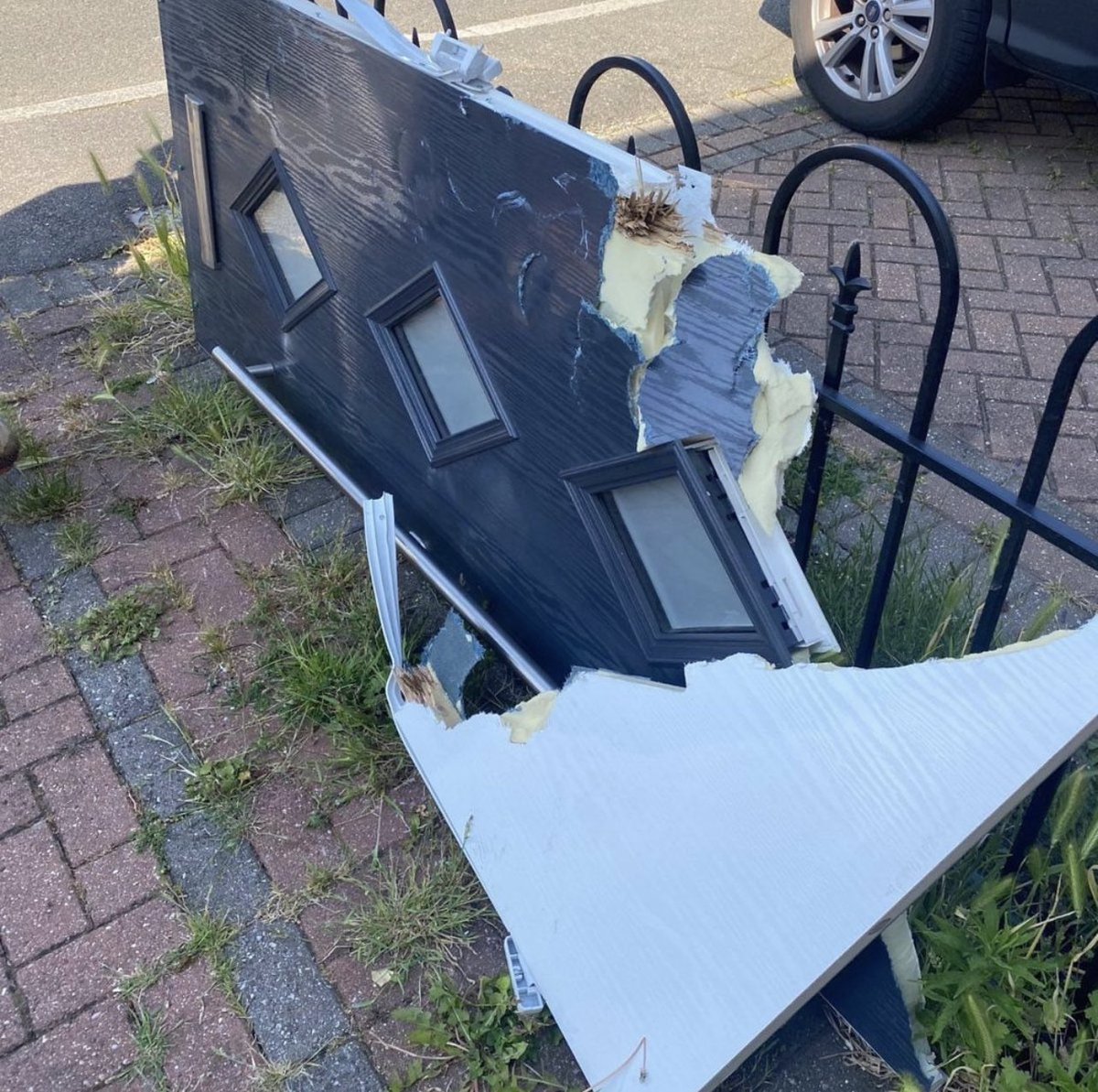 ChrisGPackham's tweet photo. On Saturday morning police raided 3 houses in connection with @AnimalRising drawing attention through non violent protest to the risk of injury/death of horses being raced for entertainment . Substantial damage was done to the properties . You can donate here towards repairs https://t.co/jSLBY3YrRt