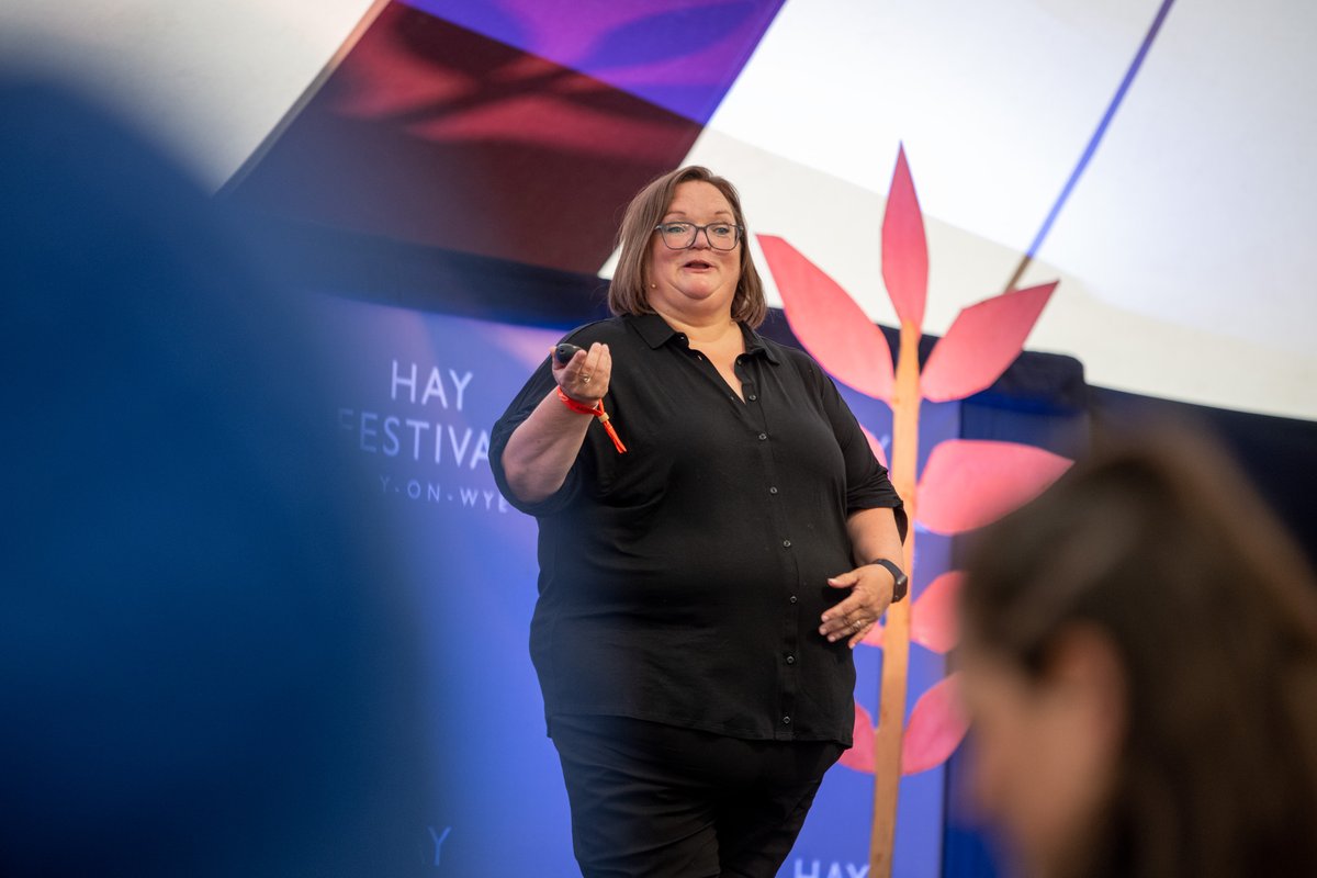 🎉@SwanseaUni at @hayfestival 2023
@SilverwoodVS raised awareness of brain injury and safer sports, recommending changes that sports can make to reduce the risks.

📷 Sam Hardwick

📷 Listen to this fascinating event on #HayPlayer - hayfestival.com/p-20422-victor…